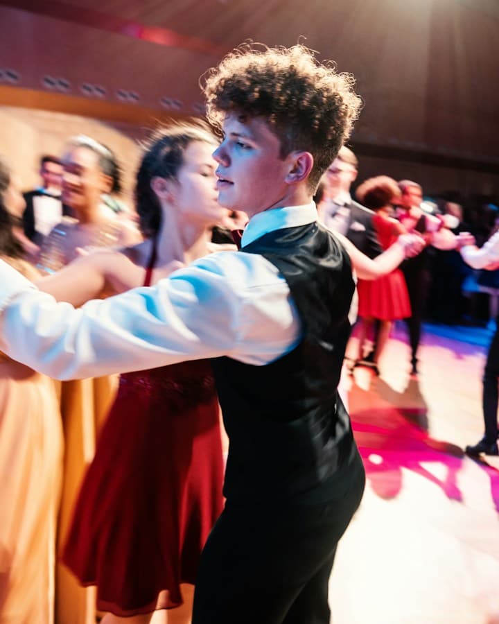 Jovens em traje de festa dançam a valsa em pares