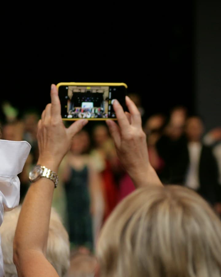 Convidados erguem o celular para filmar a festa