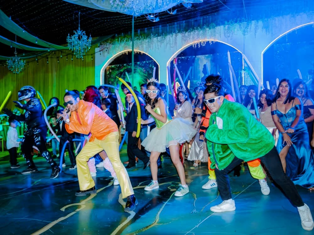 Debutante dança com os convidados entre bastões de luz