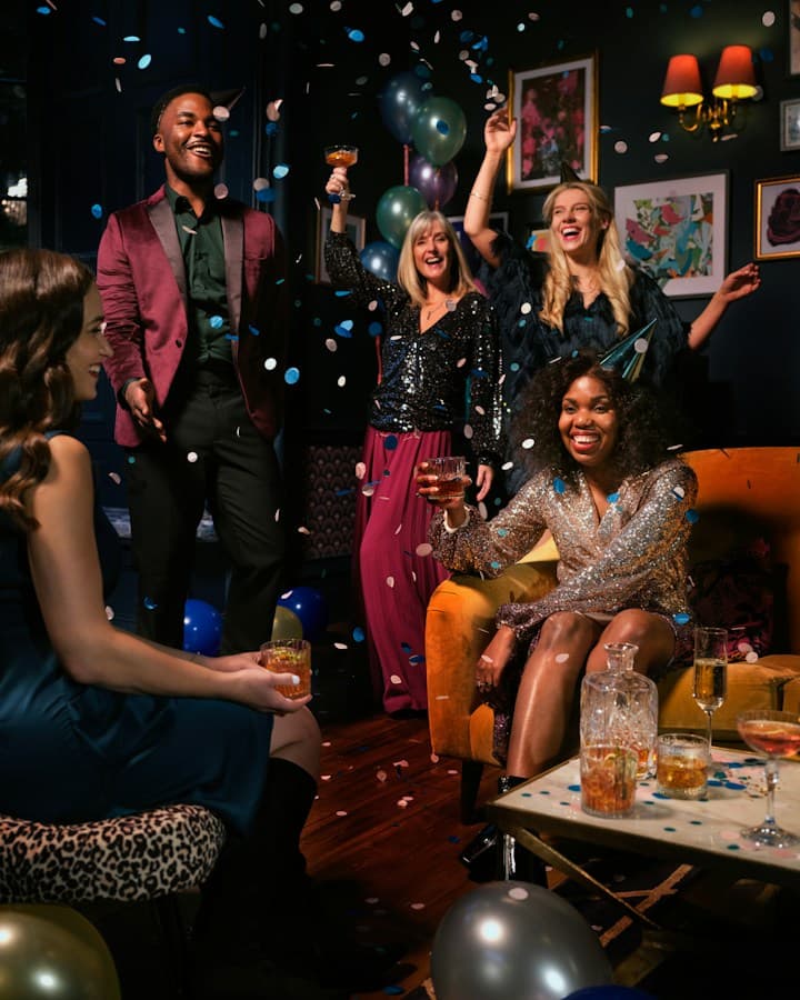 Amigos comemoram com confete em uma festa