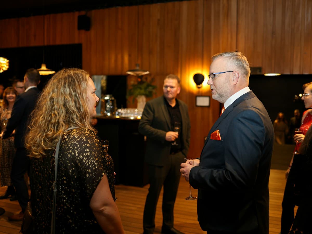Convidados conversam em um evento da empresa