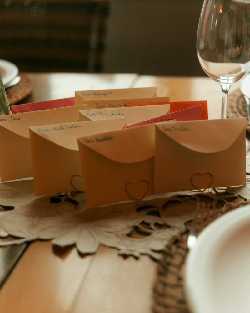 Envelopes pequenos sobre a mesa da festa