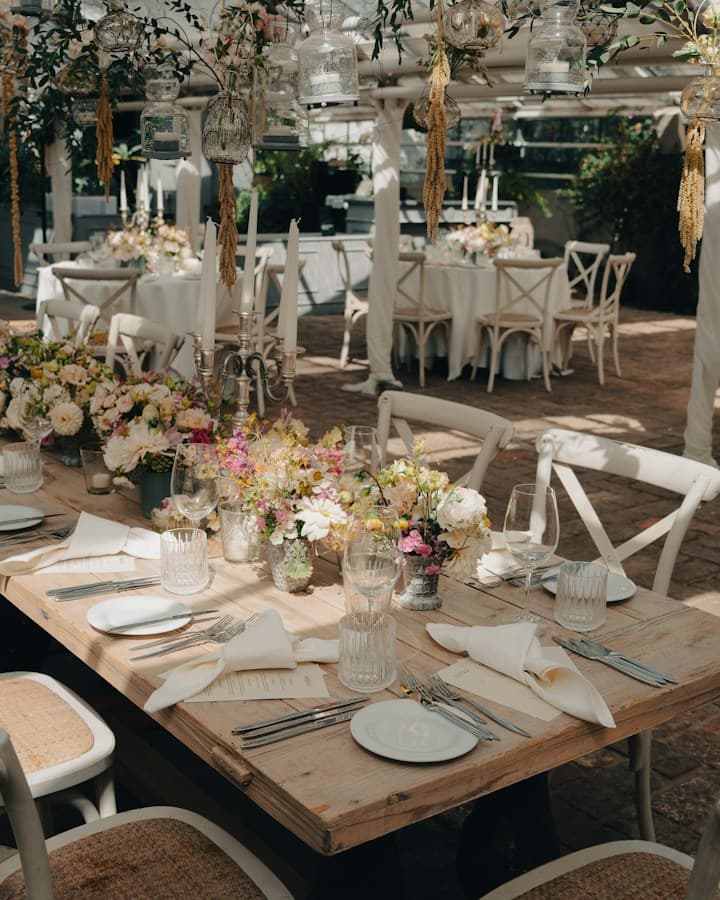 Salão com mesas postas para a recepção de casamento